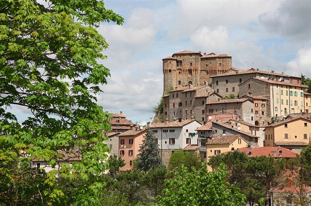 Marcheholiday Tra Medioevo e Rinascimento: Rocche Abbazie e Castelli Marcheholiday Tra Medioevo e Rinascimento: Rocche Abbazie e Castelli