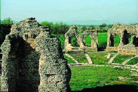 Resti del Teatro romano di Helvia Ricina Resti del Teatro romano di Helvia Ricina