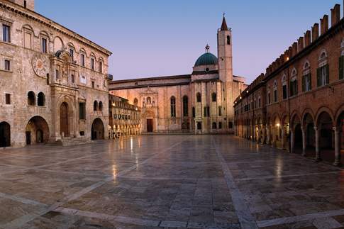 Piazza del Popolo, il salotto cittadino di Ascoli Piceno Piazza del Popolo, il salotto cittadino di Ascoli Piceno