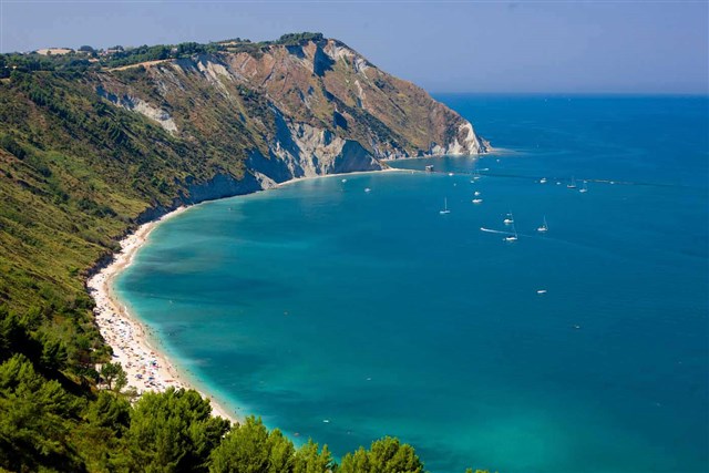 Scopri il pacchetto: GITE IN BARCA A VELA IN ESCLUSIVA PER VOI E VOSTRA DOLCE META' CON PRANZO A BORDO - MARITALY BY GAZZELLA VIAGGI